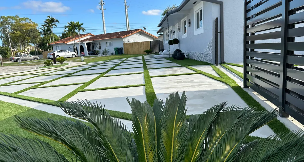 Resort-style backyard with artificial grass and pool by Govorex