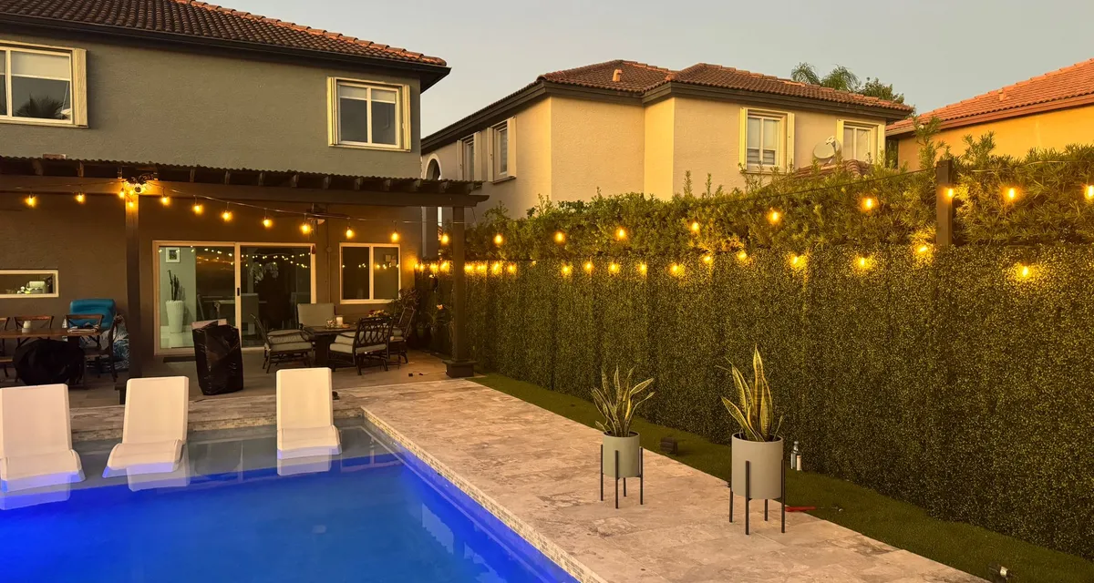 Artificial turf backyard installation with clean edges by Govorex