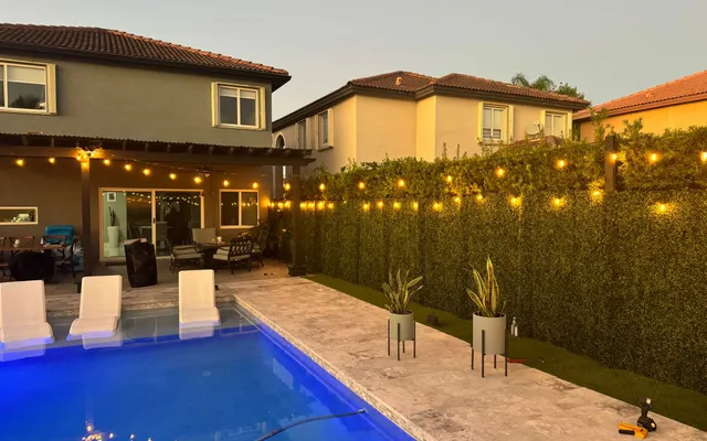 Artificial turf backyard installation with clean edges by Govorex