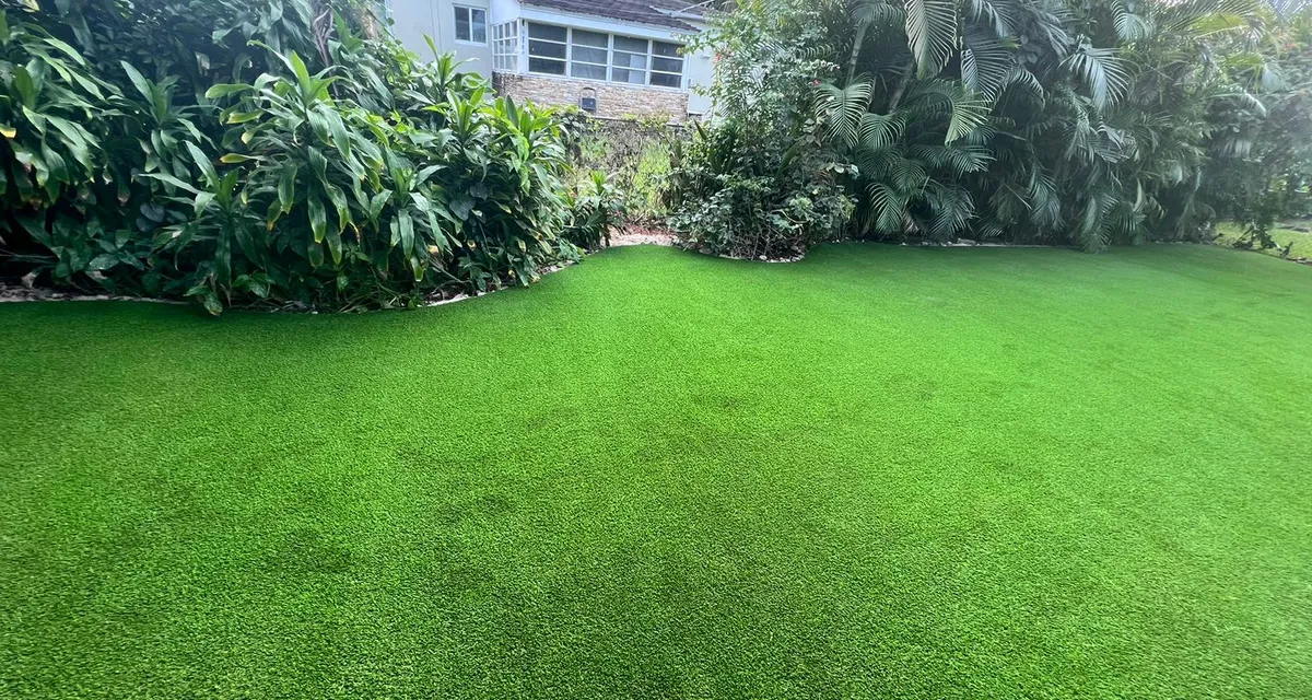 Well-kept artificial grass lawn with clean borders by Govorex