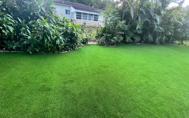 Well-kept artificial grass lawn with clean borders by Govorex