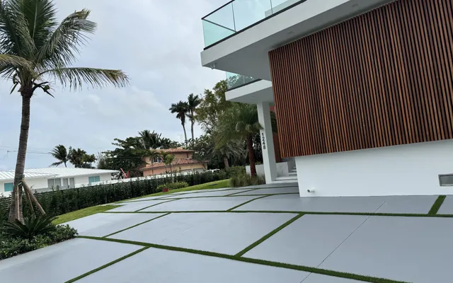 Manicured artificial grass front lawn installed by Govorex in South Florida