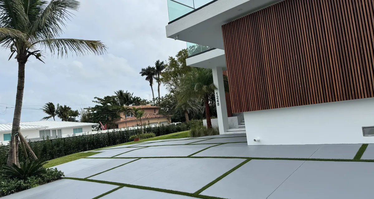 Manicured artificial grass front lawn installed by Govorex in South Florida