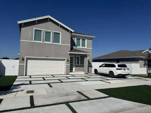 residential side yard turf